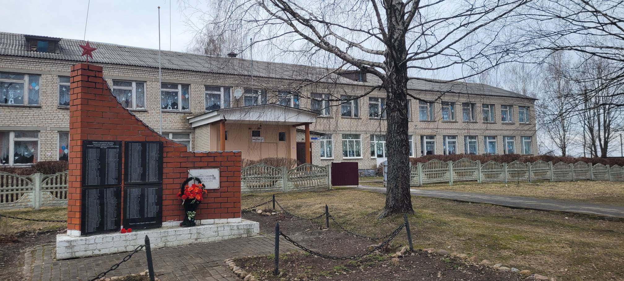 Весна на школьном дворе.